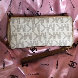 MIchael Kors large Logo Leather wallet